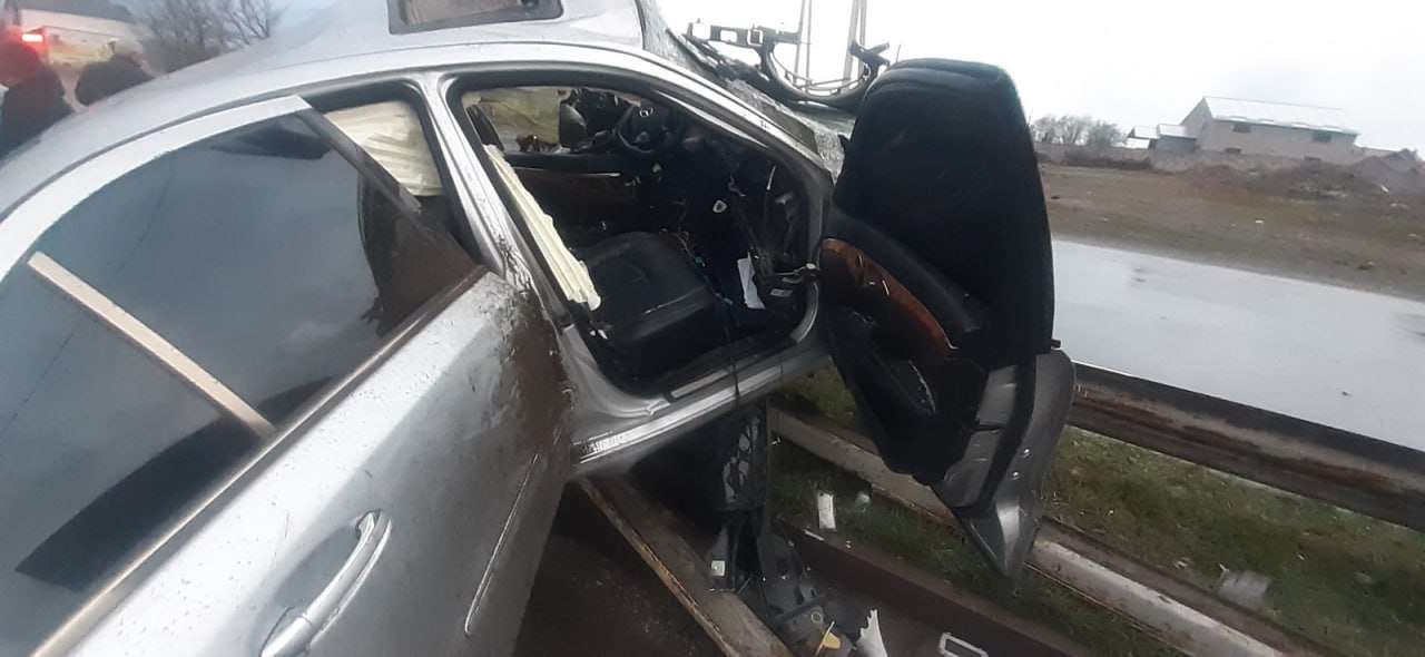Էջմիածին-Երևան ճանապարհին  «Mercedes-Benz E350»-ը դուրս է եկել ճանապարհի երթևեկելի հատվածից և բախվել գովազդային վահանակի․  վարորոդը մահացել է