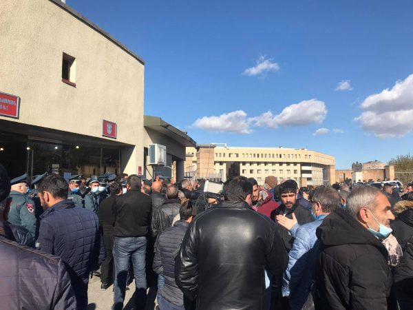 Անհետ կորած զինծառայողների ծնողների հետ հանդիպումը անցել է լարված մթնոլորտում. մանրամասներ են հայտնի
