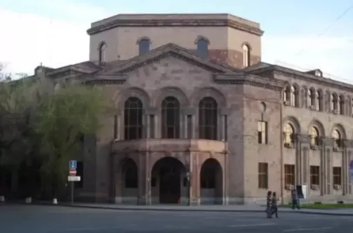 25-ամյա երիտասարդը մոտեցել է Ֆինանսների նախարարության մուտքի դռանը, հրել այն․ նա ձերբակալվել է
