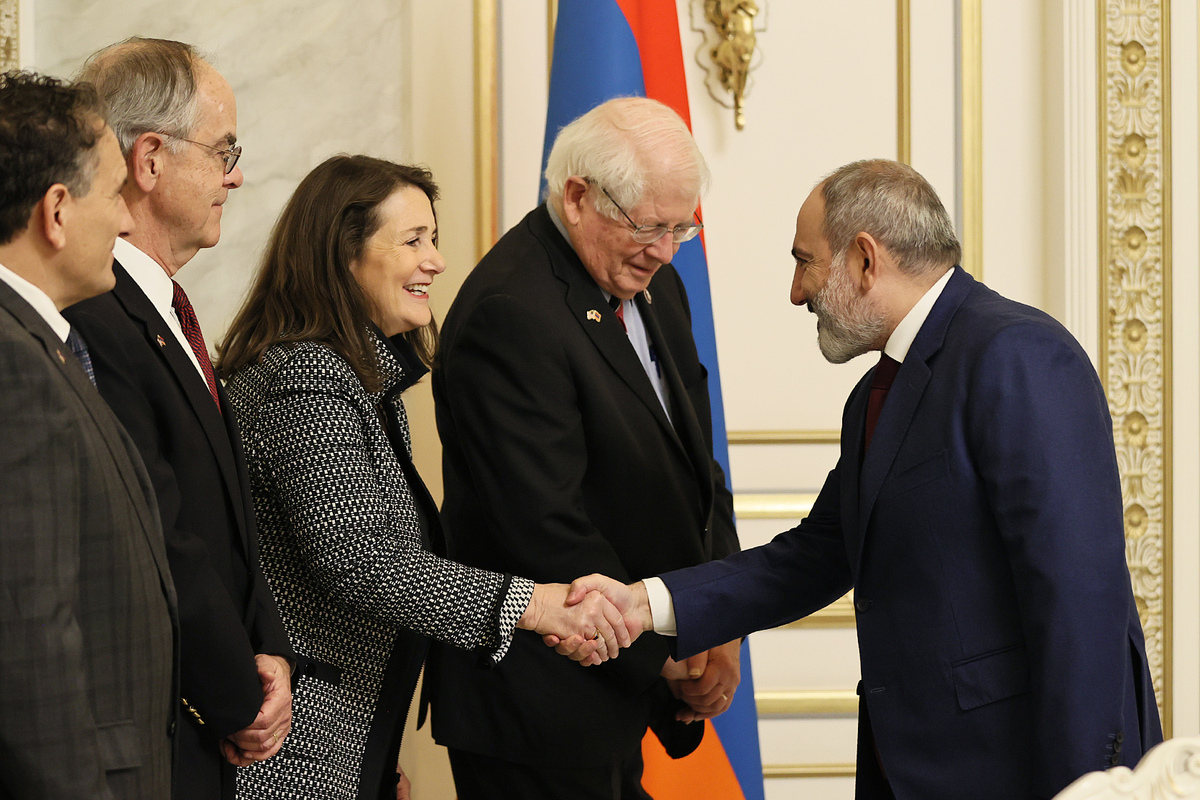 Премьер-министр Пашинян принял делегацию во главе с председателем Комитета демократического партнерства Палаты представителей США
