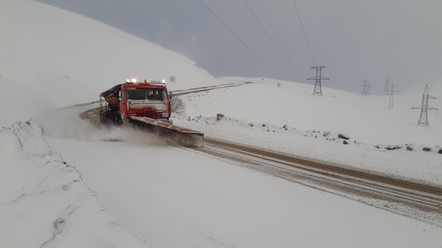Ապարանի, Արագածի, Սպիտակի, Թումանյանի, Աբովյանի, Սևանի, Դիլիջանի, Մարտունիի և Վայքի տարածաշրջաններում ձյուն է տեղում