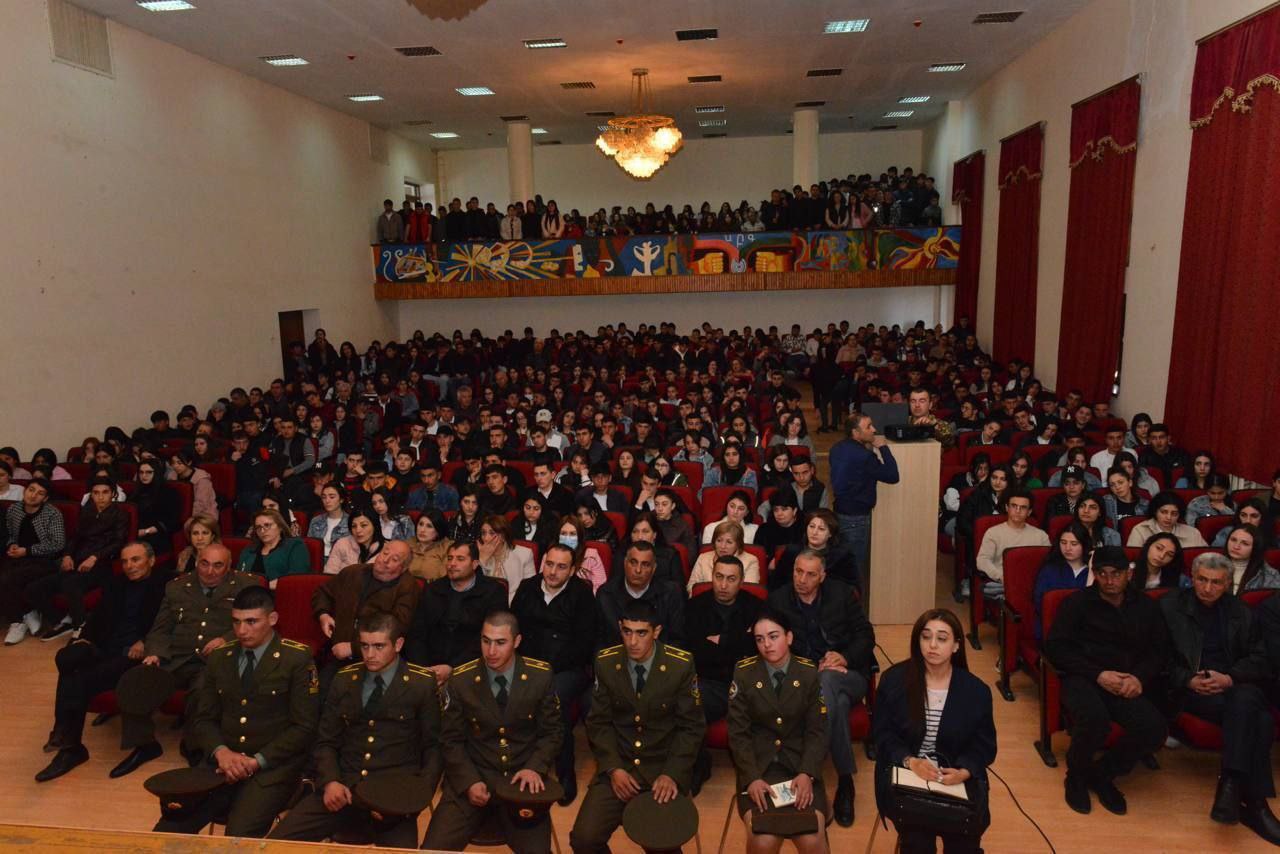 Վազգեն Սարգսյանի անվան ռազմական համալսարանի բարձրաստիճան զինվորականները հանդիպել են Գեղարքունիքի մարզի 12-րդ դասարանների աշակերտների հետ