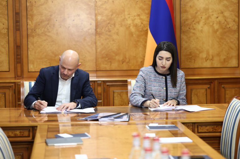 Հայաստանում կենսաչափական նոր համակարգի ներդրումն անցնում է գործառնական փուլ․ ՆԳ նախարարն ու «ՀայՓաս»-ի գլխավոր տնօրենը ստորագրել են հաշվետվությունը