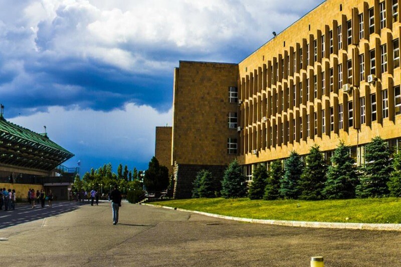 Հայ-Ռուսական համալսարանը հայտարարում է մրցույթ ամբիոնների վարիչների պաշտոնների տեղակալման համար