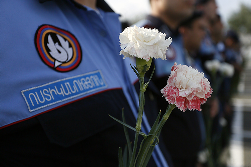 Ոստիկանության ղեկավար կազմը ծաղիկներ է խոնարհել զոհված ոստիկանների հիշատակը հավերժացնող հուշարձանին