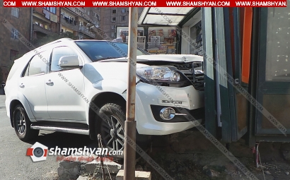 Երևանում բախվել են Ford-ն ու Toyota Fortuner-ը, որն էլ մխրճվել է թերթի կրպակի մեջ՝ կոտրելով վճարային տերմինալը