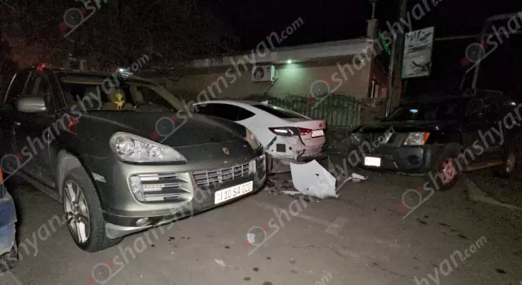Երևանում անչափահասը Nissan X-Trail-ով «Բեսթ լայֆ» ԲԿ-ի մոտ բախվել է կայանված Hyundai Elantra-ին, վերջինն էլ բախվել է կայանված Porsche Cayenne-ին. կա վիրավոր
