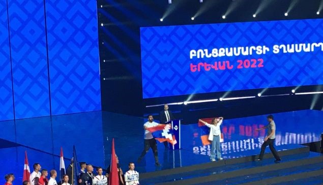 Եվրոպայի բռնցքամարտի առաջնության ժամանակ երիտասարդներ են բարձրացել բեմ և պարզել Արցախի դրոշը