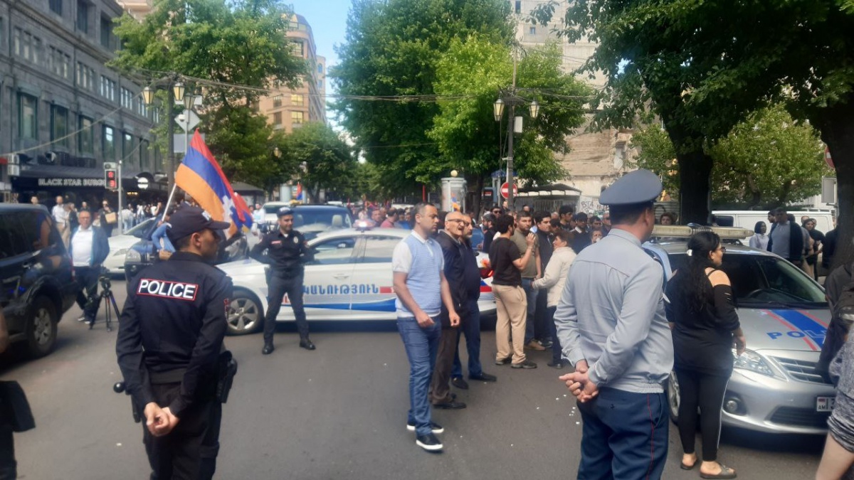 «Դիմադրություն» շարժման մասնակիցները արգելափակել են կառավարության 3-րդ մասնաշենքի մուտքերը՝ ուղիղ