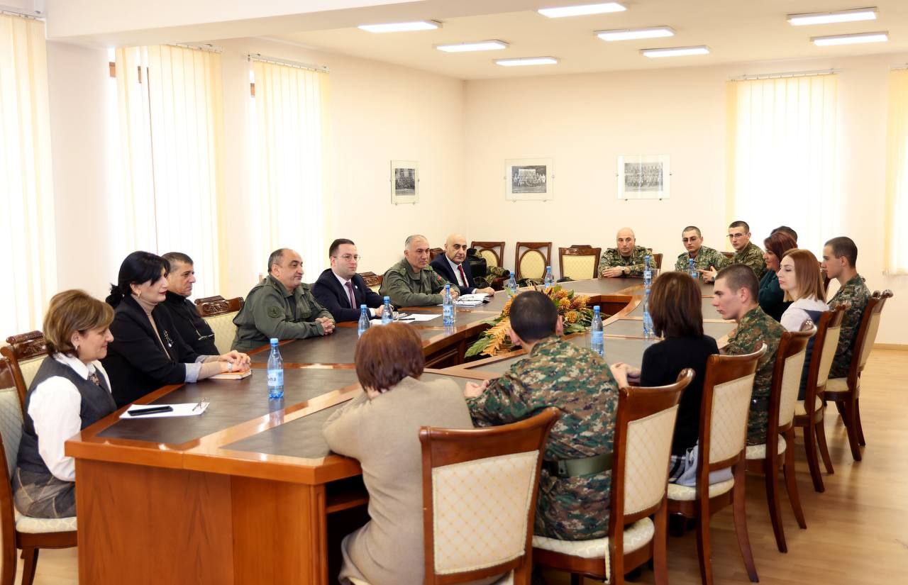ՀՀ ՊՆ վարչական համալիրում տեղի է ունեցել ստեղծագործական շարադրությունների համաբանակային օլիմպիադայի հաղթողների պարգևատրման արարողությունը