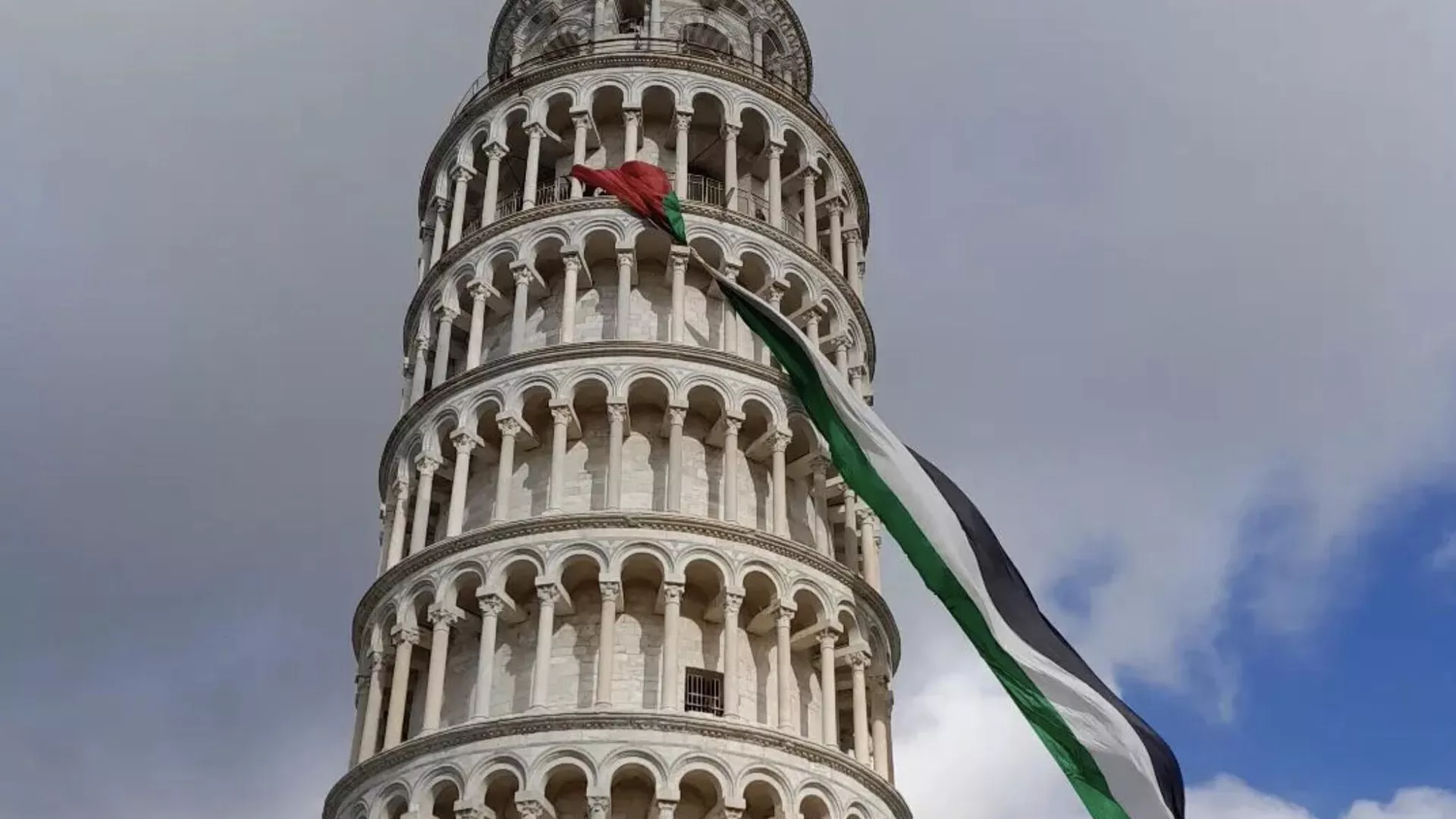 Итальянские студенты вывесили на Пизанской башне флаг Палестины