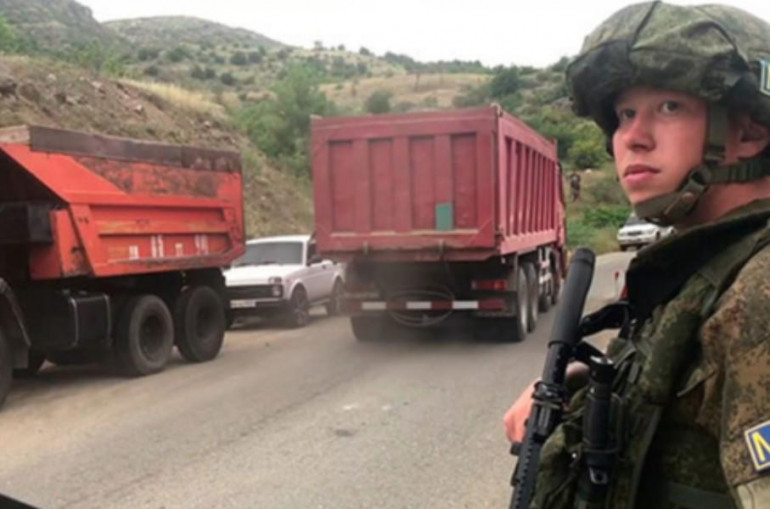 Российские миротворцы обеспечили безопасность при добыче щебня для строительства новой дороги в селе Храморт в Нагорном Карабахе