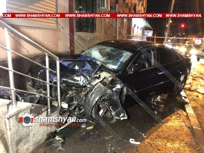 Երևանում ճակատ-ճակատի բախվել են BMW X5-ն ու Audi-ն. Audi-ն էլ բախվել է պատին. 7 վիրավորներից 3-ը երեխաներ են