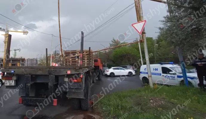 Երևանում «КамАЗ»-ը բախվել է գազատար խողովակներին, սկսվել է գազի արտահոսք