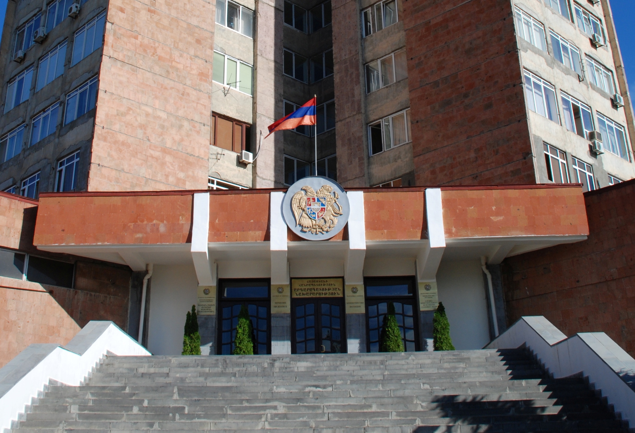 Երևանում կինը ոստիկաններին հայտնել է, որ ԴԱՀԿ-ի թվով 10 աշխատակից ծեծի են ենթարկել ամուսնուն