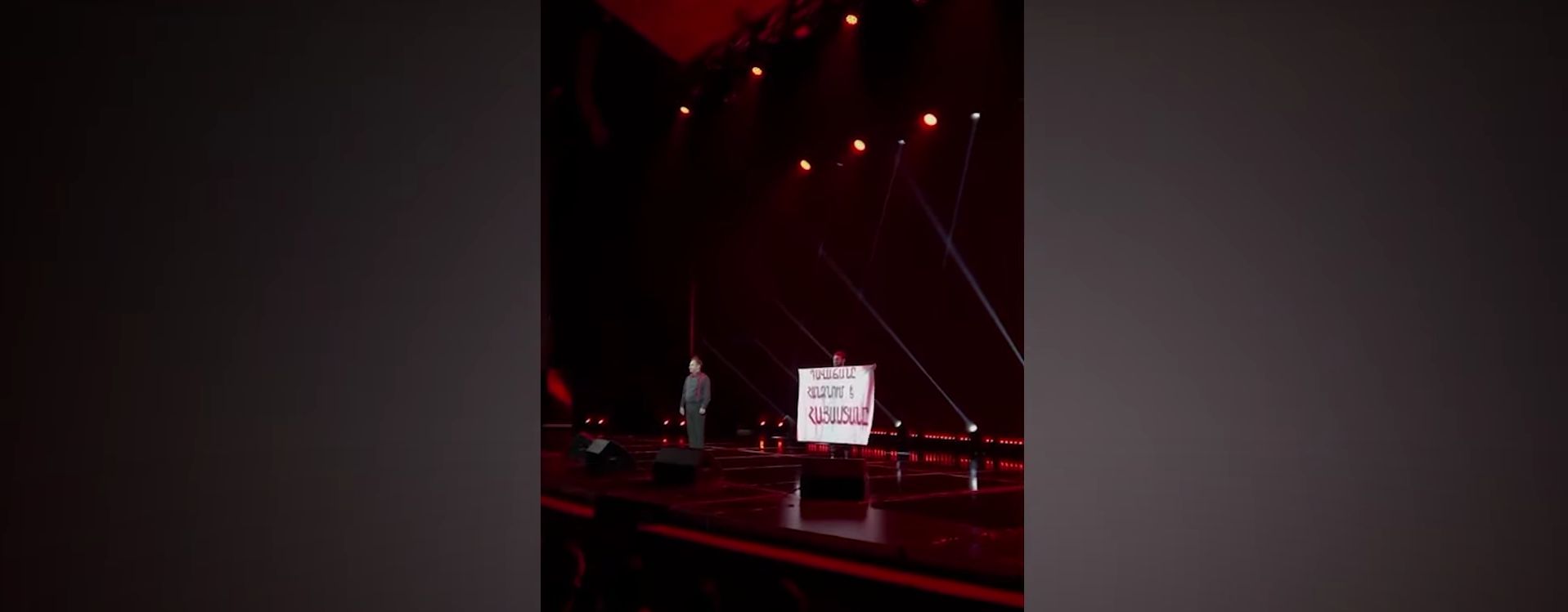 Երիտասարդները Հովհաննես Դավթյանի ներկայացման ժամանակ բեմում պարզել են «Դավաճանը հանձնում է Հայաստանը» գրությամբ պաստառ (տեսանյութ)