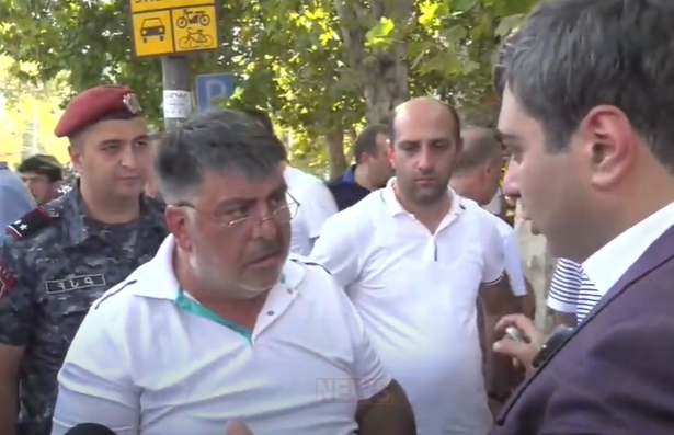 «Հե’տ տուր, էդ պլակատը 30 000 փող արժի», «Նո’րը կպատվիրես», «Գոնե փետից ոտերը հետ տվեք»