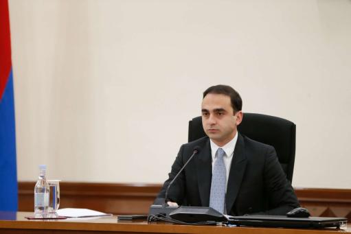 Ինձ համար հասկանալի չէ այնտեղ բեմում գտնվող մարդկանց արժեքները․ Ավինյանը՝ Բագրատ Սրբազանի մասին