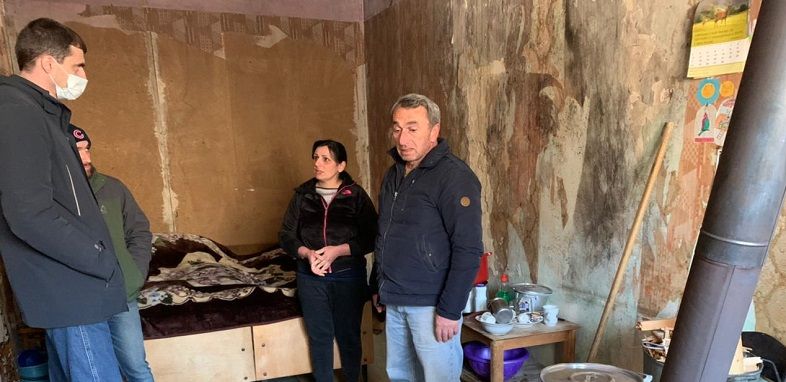 Նախարարը ներողություն է խնդրում Գյումրիում տնակներում ապրող մարդկանցից