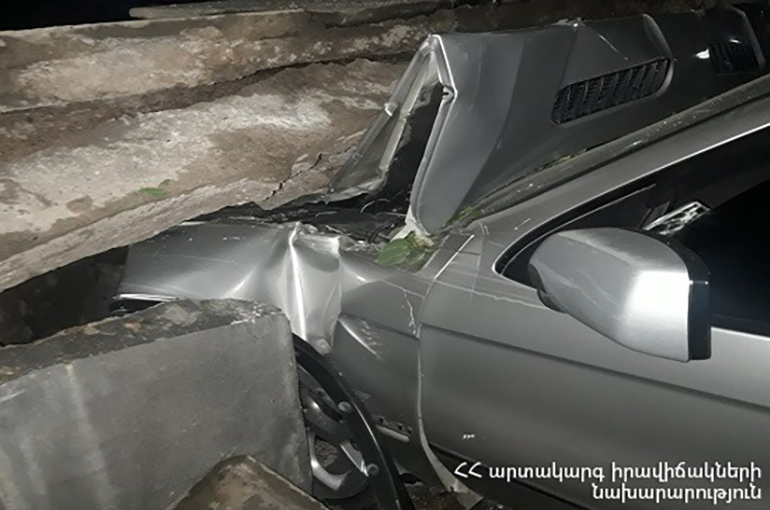 Գարեգին Նժդեհի հրապարակում «BMW X5»-ը դուրս է եկել երթևեկելի հատվածից և բախվել Սպանդարյանի հուշարձանի պատնեշին․ վարորդի վիճակը ծանր է