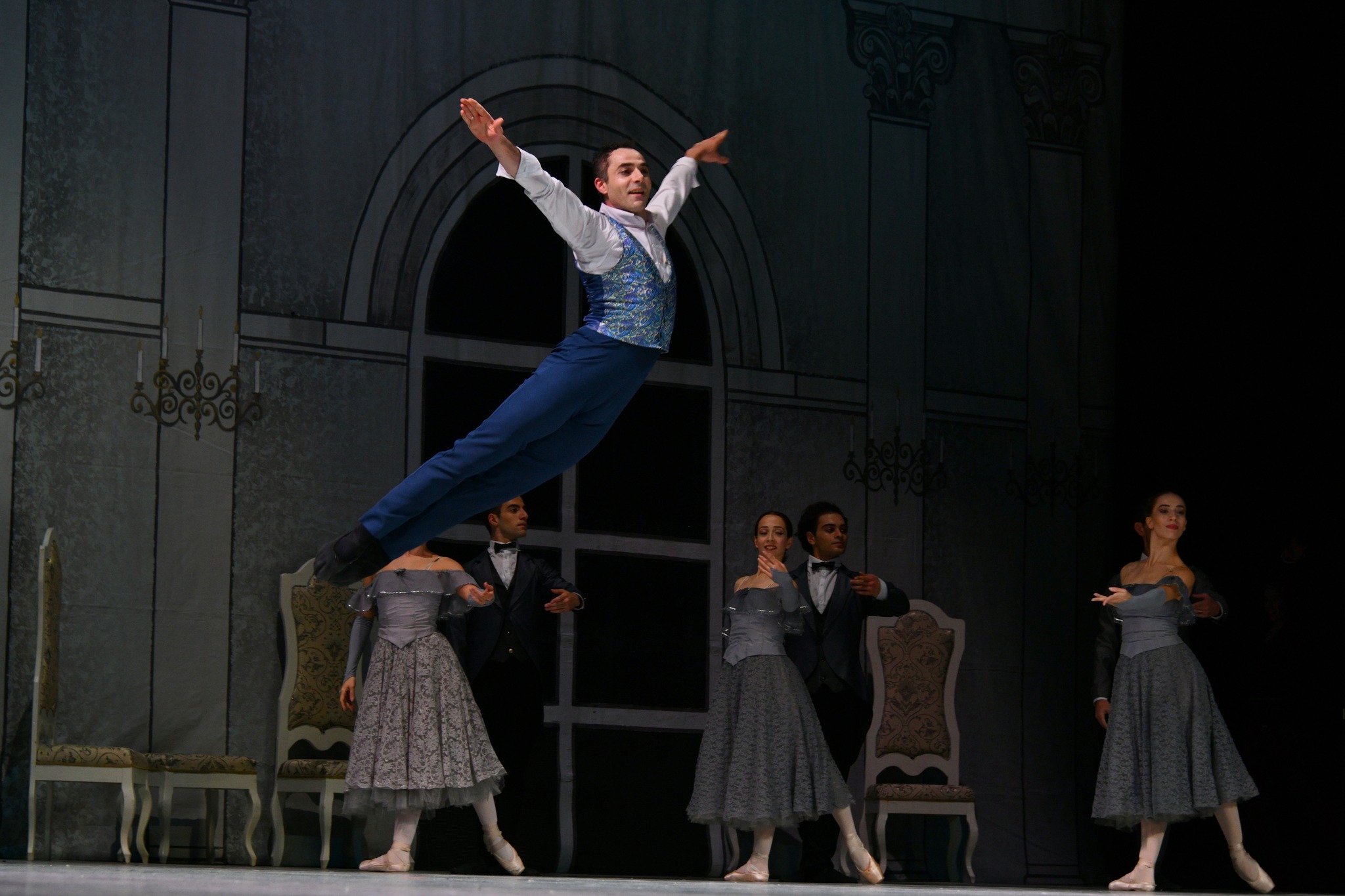 Փարիզի Պալե դե Կոնգրե համերգասրահում առաջին անգամ ֆրանսիացի հանդիսատեսին է ներկայացվել Արամ Խաչատրյանի «Դիմակահանդես» բալետը