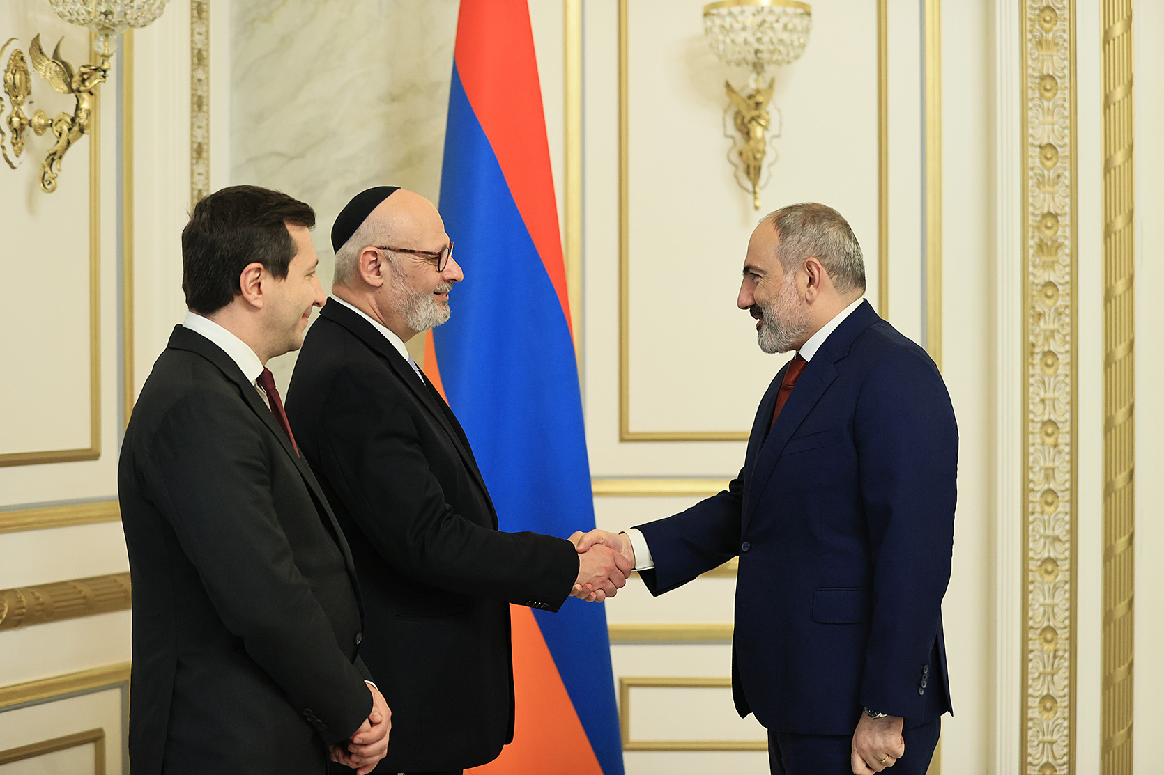 Премьер-министр Пашинян принял новоназначенного посла Израиля в Армении