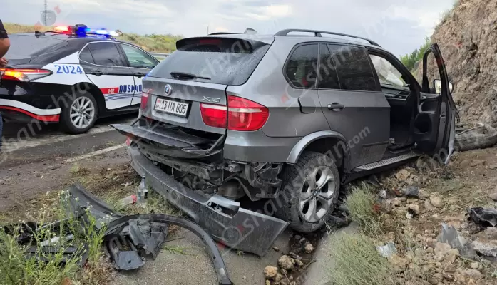 Խոշոր ավտովթար՝ Արագածոտնի մարզում․ «BMW X5»-ը բախվել է քարերին, հողաթմբերին