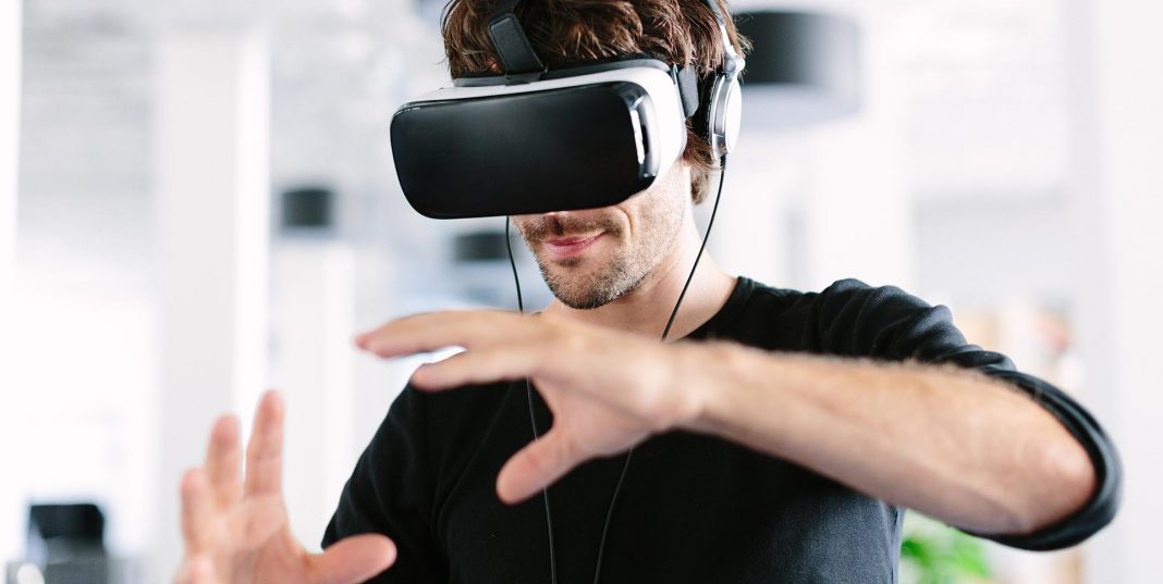 Տղամարդը Virtual Reality սաղավարտով խաղալիս կոտրել է պարանոցը