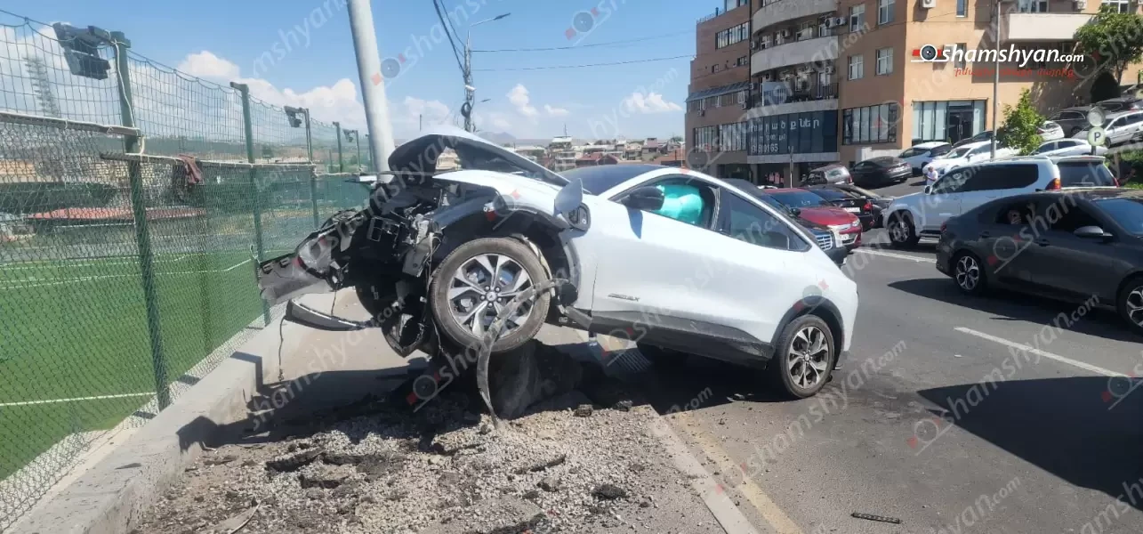 «Դալմա մոլ»-ի մոտ բախվել են Ford Fusion-ը և Ford Mustang-ը․ վերջինս բախվել է էլեկտրասյանը և մասամբ հայտնվել դրա վրա․ կա վիրավոր