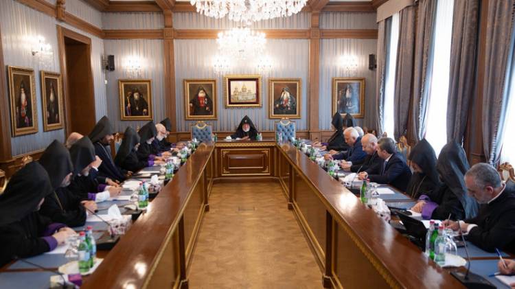 Մյուռոնօրհնեքի և Մայր Տաճարի վերաօծման արարողություններին մասնակցելու համար իշխանություններին հրավիրատոմսեր ուղարկելուն դեմ եղել 3 անձ. «Հրապարակ»