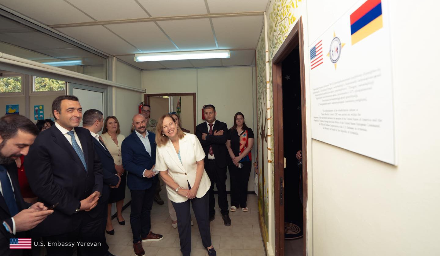 Դեսպան Քվինը ներկա է եղել Սպիտակի պոլիկլինիկային ժամանակակից բժշկական սարքավորումներ փոխանցելու պաշտոնական միջոցառմանը