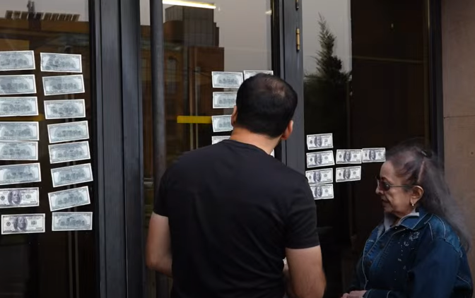 Դոլարներով» ակցիա Երեւանի քաղաքապետարանի դիմաց` ուղիղ