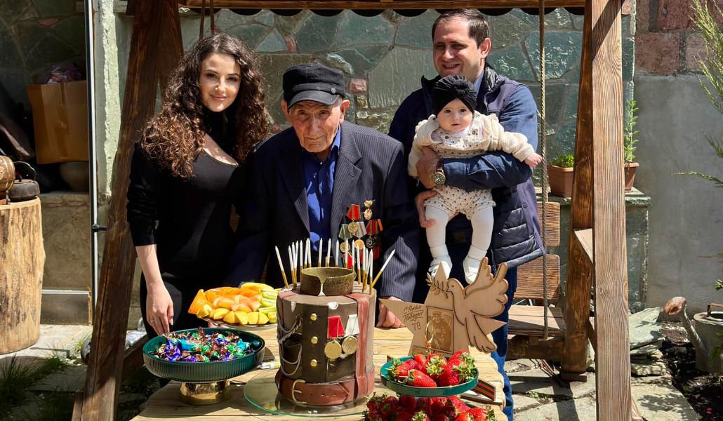 Սուրեն Պապիկյանը կնոջ և դստեր հետ այցելել է Հայրենական մեծ պատերազմի մասնակից իր պապիկին