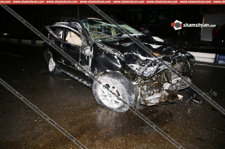 Երևանում 26-ամյա վարորդը BMW X5-ով տապալել է բետոնե պատնեշը, բախվել գովազդային սյանը. կան վիրավորներ