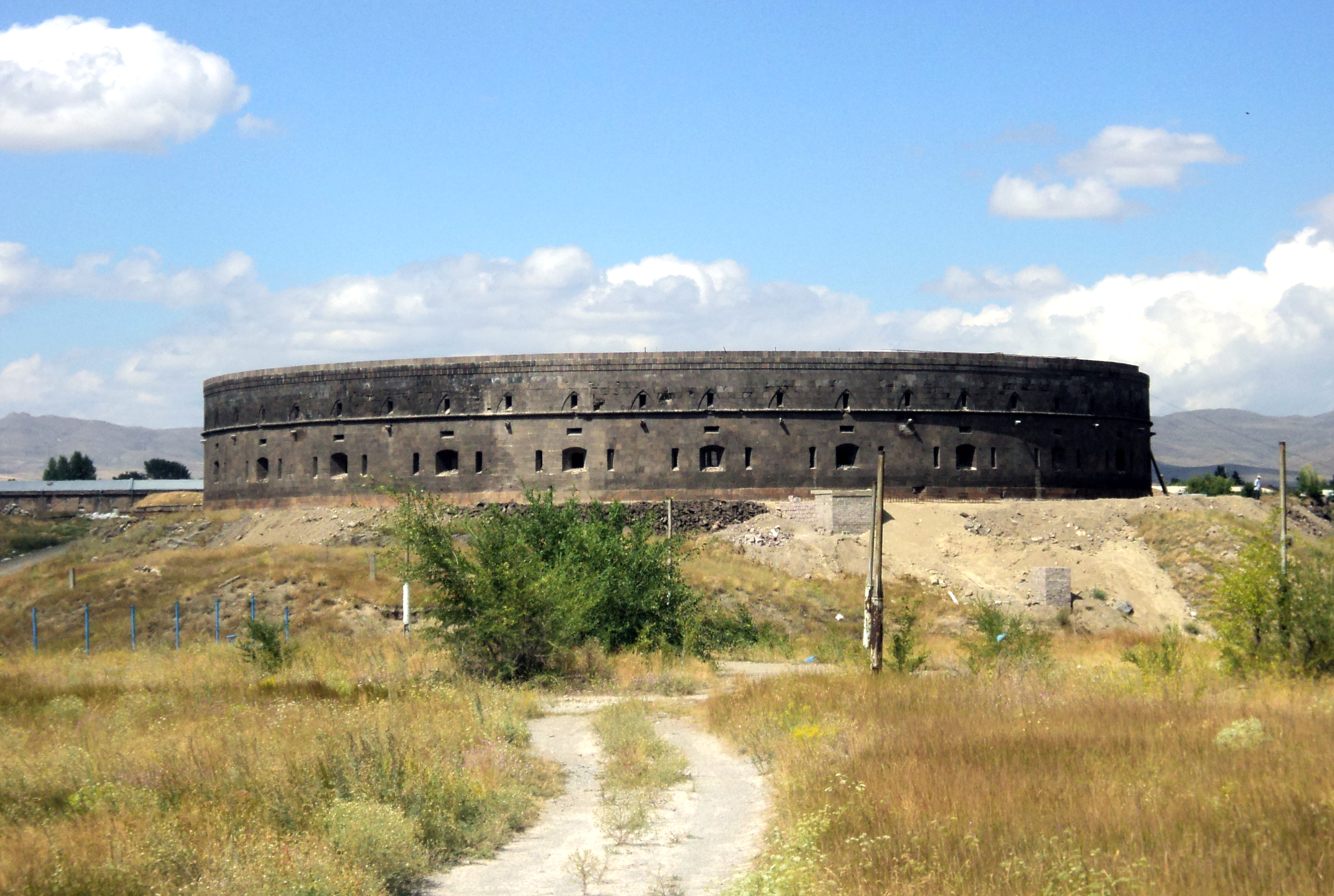 Հրդեհ Գյումրու Սեւ բերդ հուշարձանի մոտակայքում 