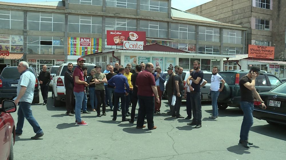 «Փեթակ» առեւտրի կենտրոնի աշխատակիցները բողոքի ակցիա են անում