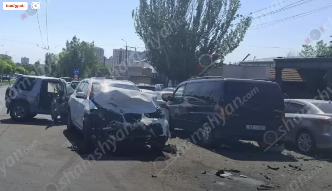 Թևոսյան փողոցում բախվել են «BMW X5»-ը և «Mitsubishi»-ն․ վնասվել են նաև կայանված «KIA»-ն, «FIAT»-ը և «Москвич»-ը․ կան վիրավորներ