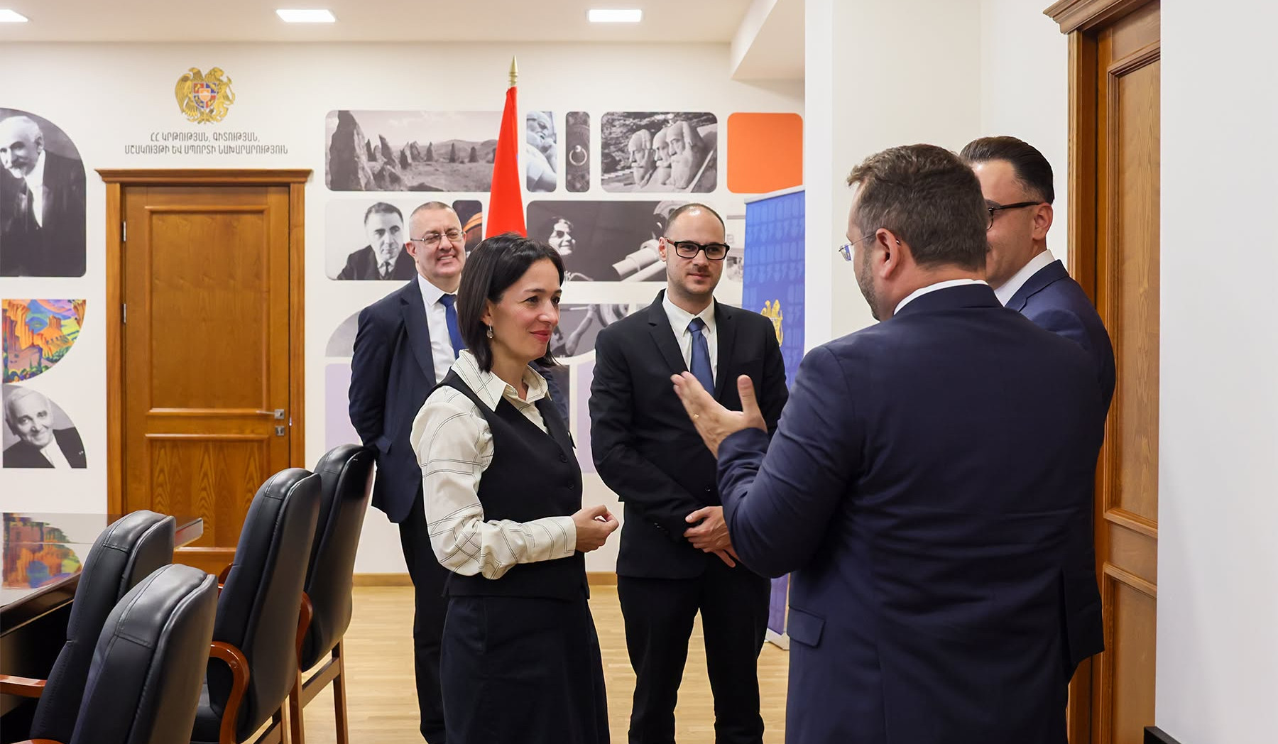 ԿԳՄՍ նախարարը հանդիպել է Հայաստանի Օքսֆորդի շրջանավարտների բիզնես ակումբի ներկայացուցիչների հետ
