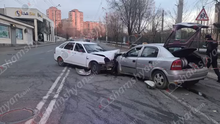 Ավտովթար Երևանում. ճակատ ճակատի բախվել են Opel-ն ու «ՎԱԶ 217230»-ը, կան վիրավորներ