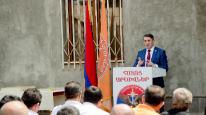 Для спасения Армении на улицу должны выйти 50.000 армян