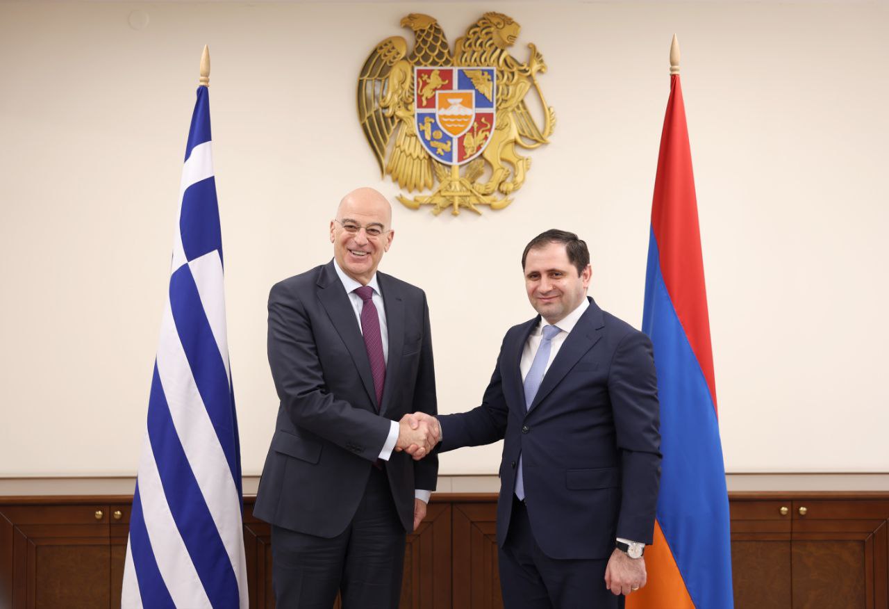 Сурен Папикян провел частную беседу с министром национальной обороны Греческой Республики Николаосом Дендиасом