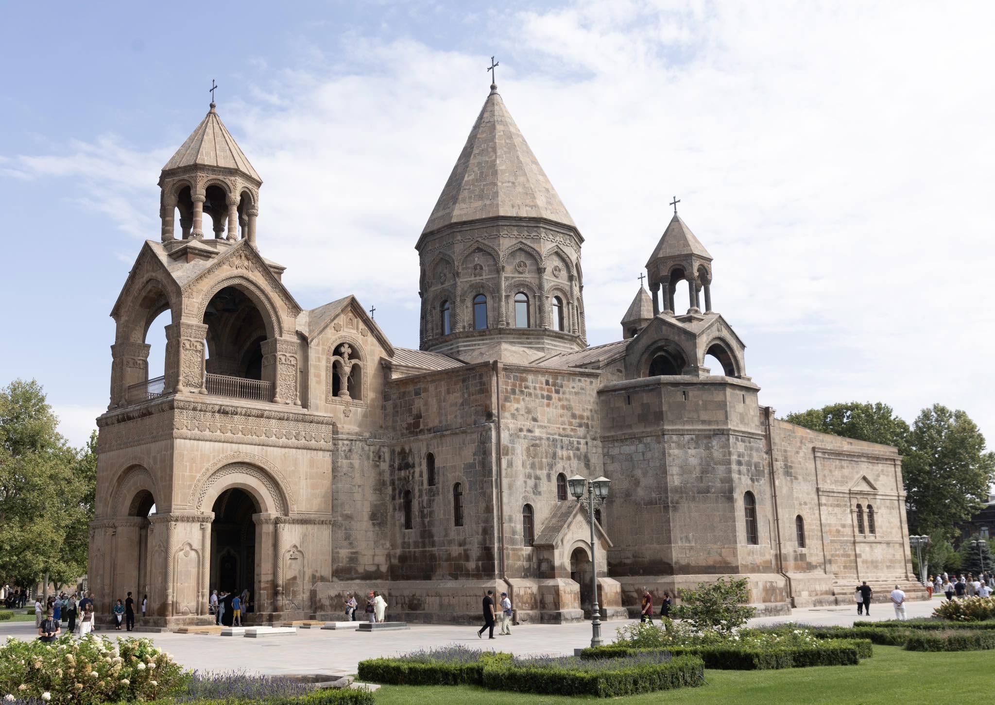 Մայր Աթոռին հատկացված շինություններն ու կառույցները Հայոց Հայրապետի անձնական ունեցվածք ներկայացնելը ակնհայտ մանիպուլիացիա է և ամոթալի սուտ. Տեր Եսայի