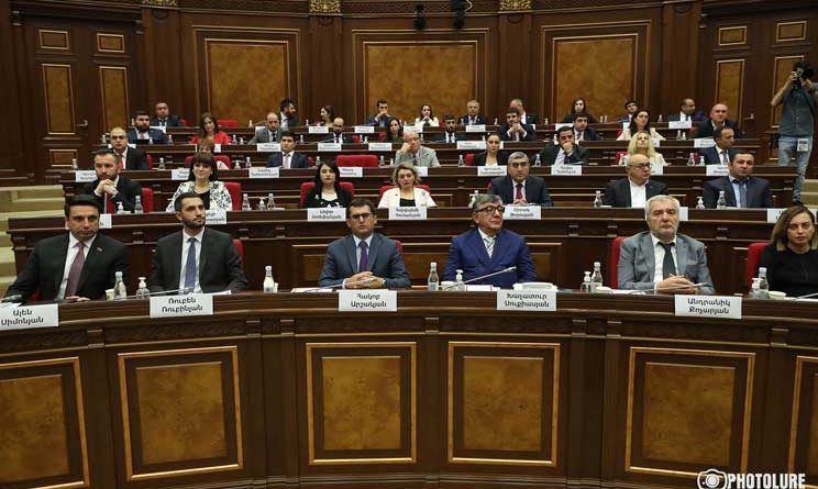 ՔՊ-ական պատգամավորների օգնականները պարգևավճար են պահանջում. ՔՊ-ում լուրջ բախումներ են սկսվել․ «Ժողովուրդ»