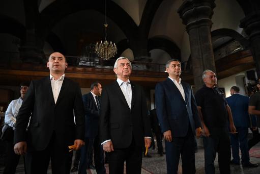 Սերժ Սարգսյանը և Արթուր Վանեցյանը Գյումրիի «Յոթ վերք»-ում աղոթել են գերիների վերադարձի համար