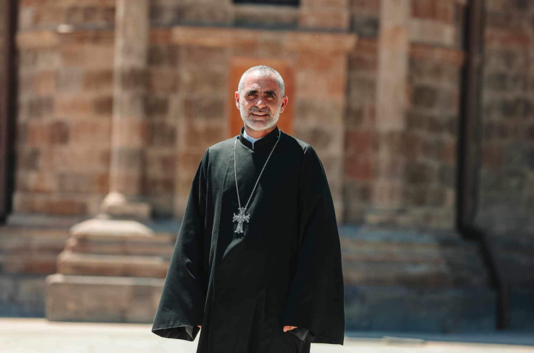 Պետական արարողակարգի պատասխանատուին տեղեկացվել է Վեհափառի այցի ժամի մասին. Տեր Եսայի քահանա Արթենյան
