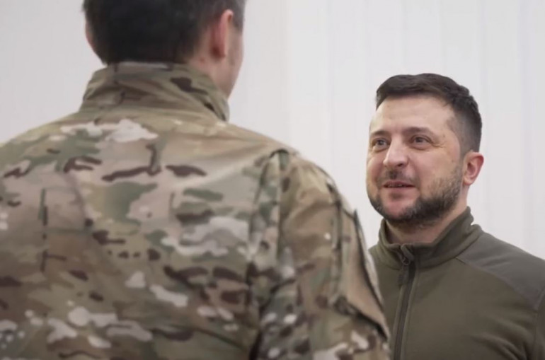 Զելենսկին ուկրաինացի զինվորականներին մեդալներ է հանձնել (տեսանյութ)
