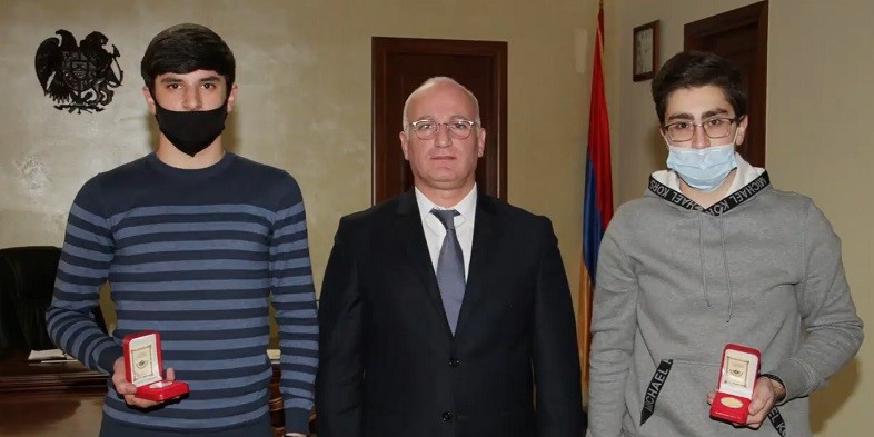 Կոտայքի մարզպետը գերազանցության մեդալներ է հանձնել
