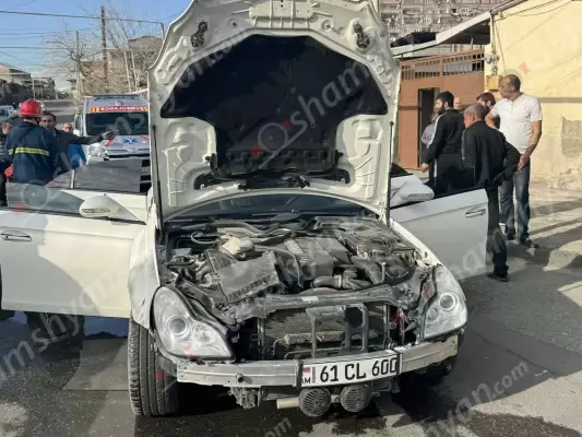 Արտակարգ դեպք Երևանում. հրդեհ է բռնկվել Mercedes մակնիշի ավտոմեքենայում. կա վիրավոր. ավտոմեքենան դարձել է ոչ շահագործելի