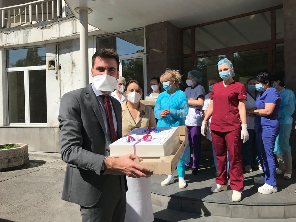 Ֆրանսիայի դեսպանը  ազգային տոնի առթիվ հայ բուժաշխատողներին քաղցրավենիք է հյուրասիրել