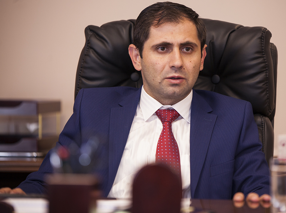 Аршак Карапетян освобожден от должности министра обороны, на эту должность назначен вице-премьер Сурен Папикян